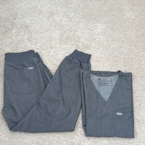 FIGS Charcoal gray scrub set. Zamora joggers XS/P, Catarina top XS